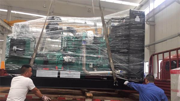 康明斯500KW柴油發(fā)電機組專車發(fā)往常州客戶現(xiàn)場