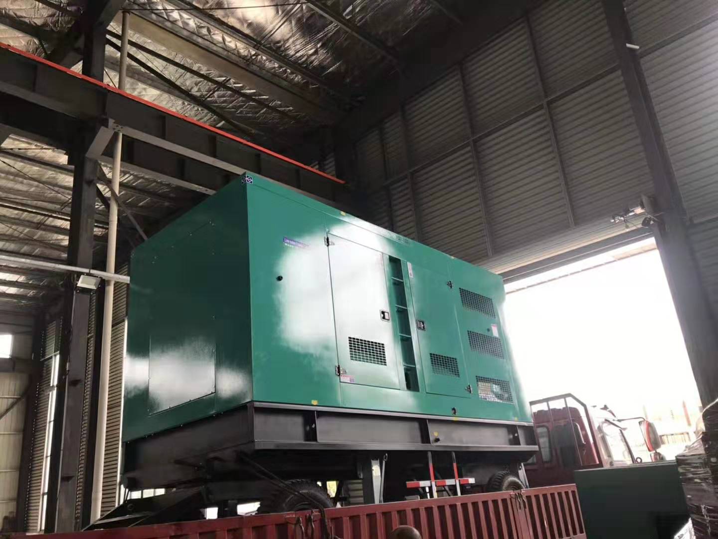 350千瓦移動靜音型系列柴發(fā)機組裝車出貨